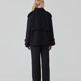 Cropped double-breasted wool coat with hidden buttons. EsmundMD jacket, in the colot Navy Sky, has classic coat details with raglan sleeves and an high yoke at the back. Lined. The model is 175 cm and wears a size S/36.