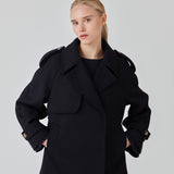 Cropped double-breasted wool coat with hidden buttons. EsmundMD jacket, in the colot Navy Sky, has classic coat details with raglan sleeves and an high yoke at the back. Lined. The model is 175 cm and wears a size S/36.