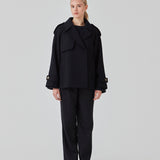 Cropped double-breasted wool coat with hidden buttons. EsmundMD jacket, in the colot Navy Sky, has classic coat details with raglan sleeves and an high yoke at the back. Lined. The model is 175 cm and wears a size S/36.