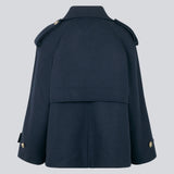 Cropped double-breasted wool coat with hidden buttons. EsmundMD jacket, in the colot Navy Sky, has classic coat details with raglan sleeves and an high yoke at the back. Lined. The model is 175 cm and wears a size S/36.