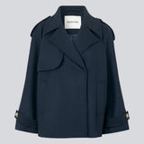 Cropped double-breasted wool coat with hidden buttons. EsmundMD jacket, in the colot Navy Sky, has classic coat details with raglan sleeves and an high yoke at the back. Lined. The model is 175 cm and wears a size S/36.