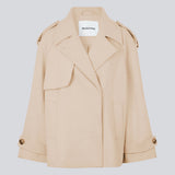 Cropped double-breasted wool coat with hidden buttons. EsmundMD jacket, in the color Summer Sand, has classic coat details with raglan sleeves and an high yoke at the back. Lined. The model is 175 cm and wears a size S/36.