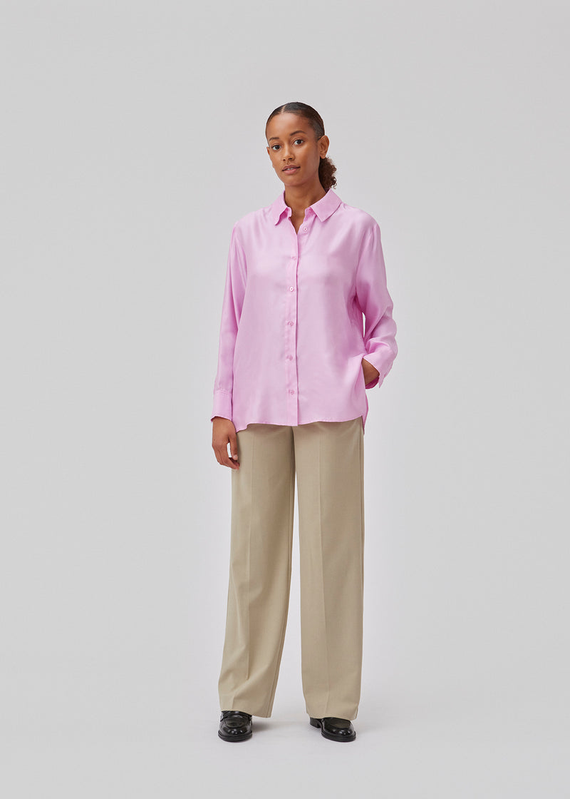 Shirt in the color pastel lavender in a silk quality with a loose shape. FableMD shirt has a collar and button closure in front, long voluminous sleeves and a wide cuff. The model is 175 cm and wears a size S/36.