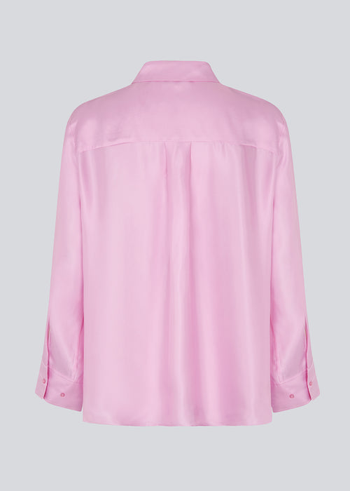 Shirt in the color pastel lavender in a silk quality with a loose shape. FableMD shirt has a collar and button closure in front, long voluminous sleeves and a wide cuff. The model is 175 cm and wears a size S/36.
