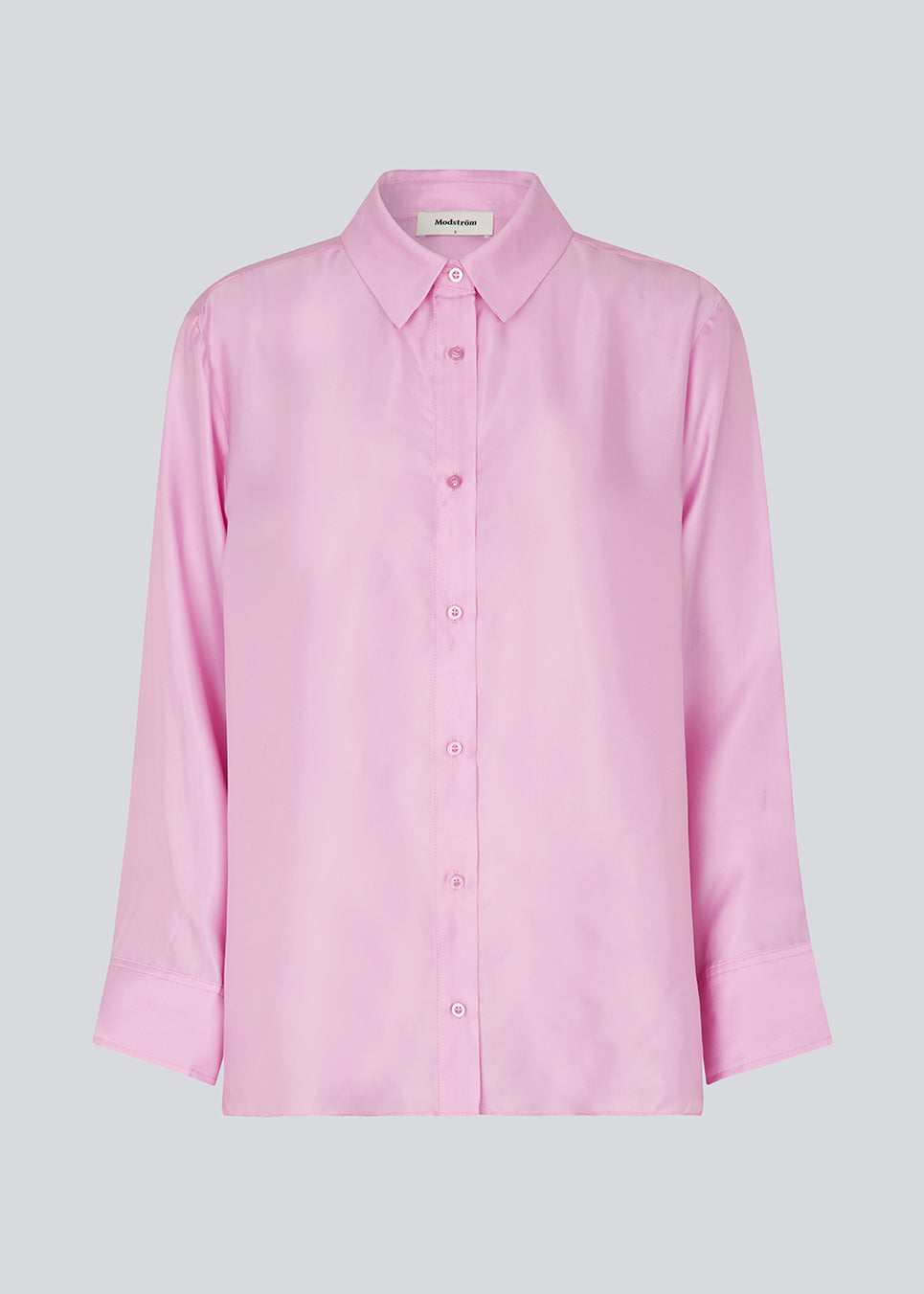 Shirt in the color pastel lavender in a silk quality with a loose shape. FableMD shirt has a collar and button closure in front, long voluminous sleeves and a wide cuff. The model is 175 cm and wears a size S/36.