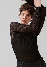 Fitted black top in an airy knit with a closer ribknitted front with a sweetheart neckline. FaddieMD o-neck has a round neck and long sleeves. The model is 175 cm and wears a size S/36.