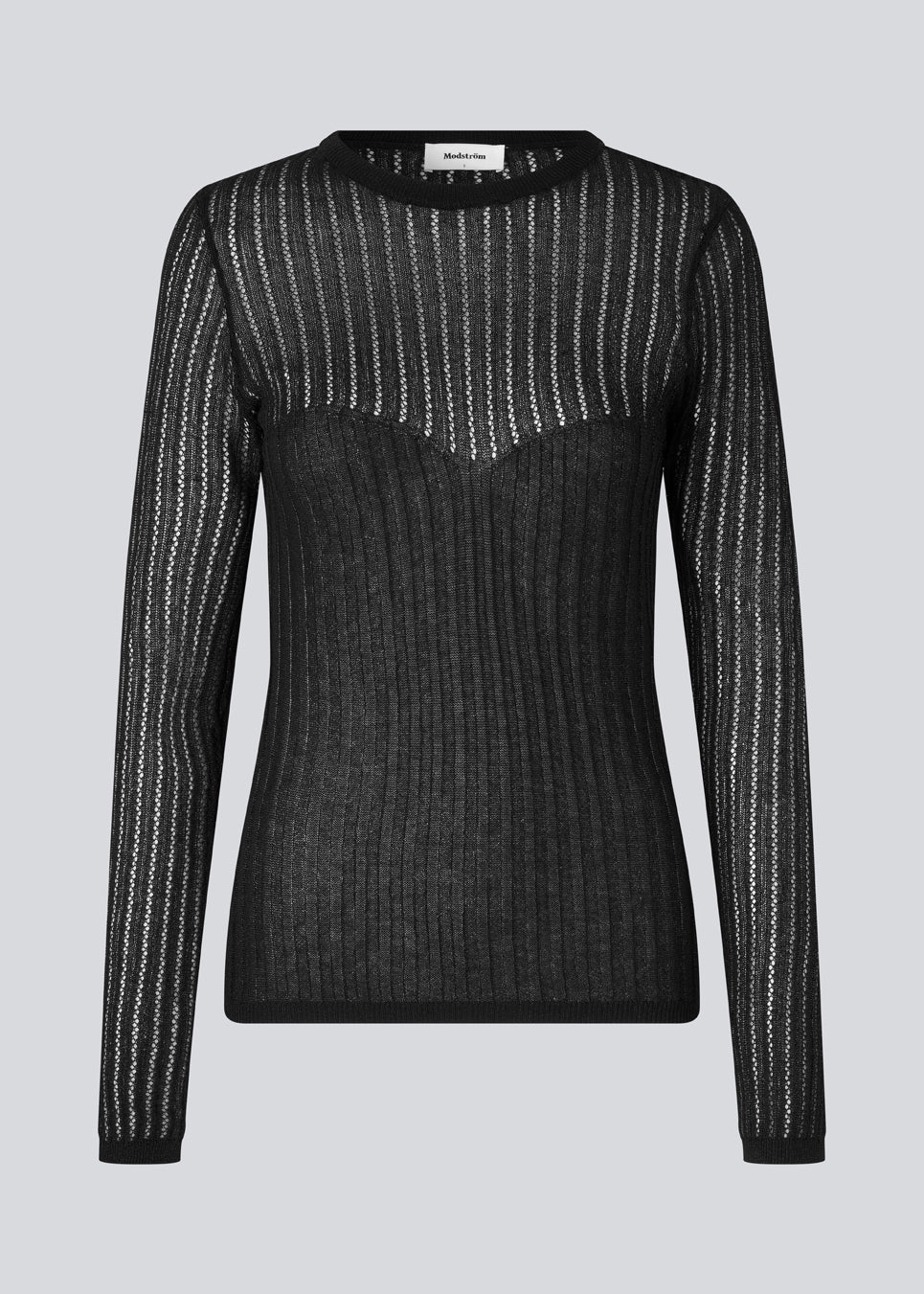 Fitted black top in an airy knit with a closer ribknitted front with a sweetheart neckline. FaddieMD o-neck has a round neck and long sleeves. The model is 175 cm and wears a size S/36.