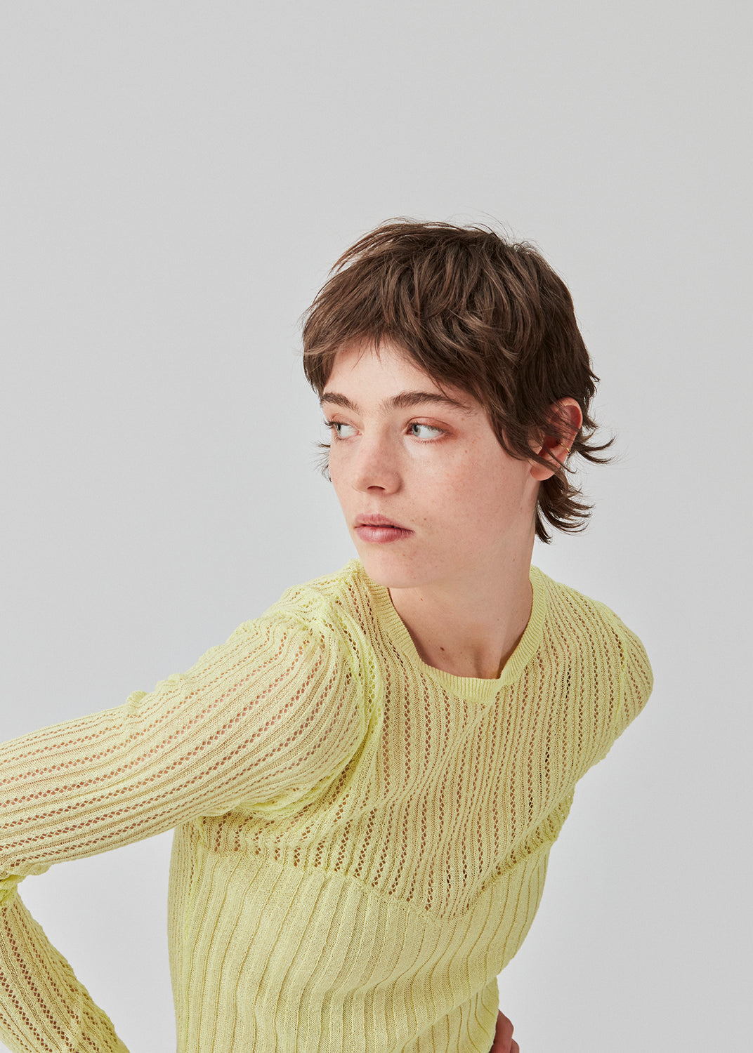 Fitted top in the color Limonade in an airy knit with a closer ribknitted front with a sweetheart neckline. FaddieMD o-neck has a round neck and long sleeves. The model is 175 cm and wears a size S/36.