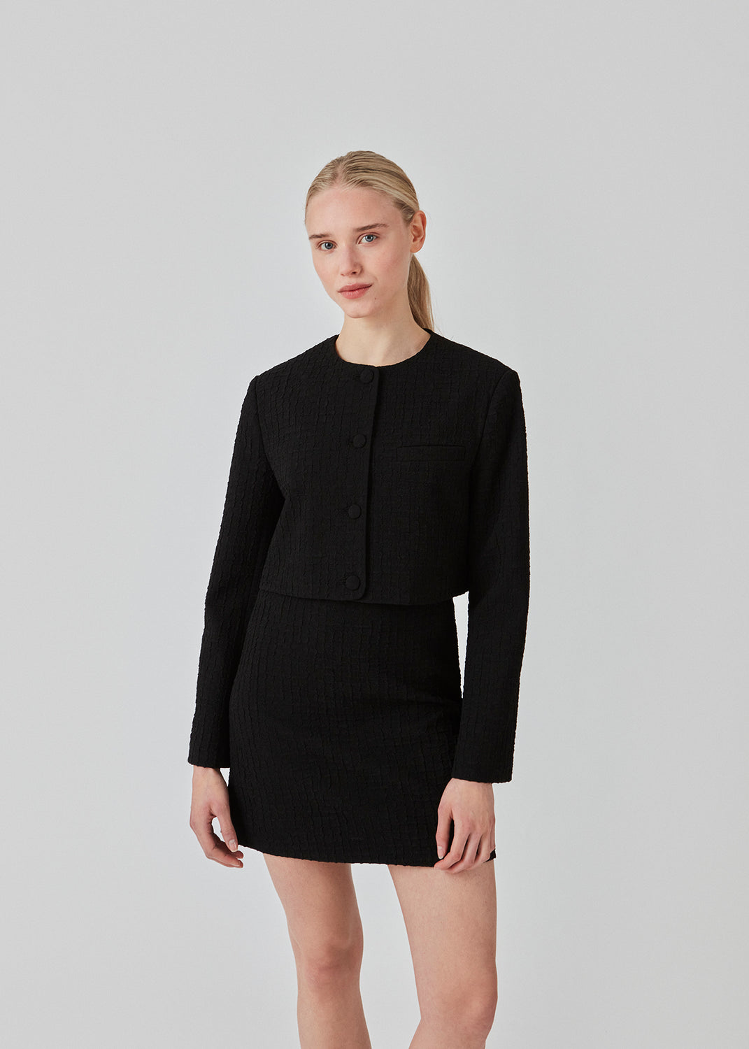 Cropped blazer in a structured material. FaiMD blazer is collarless and has fabric-covered buttons in front and long, slim sleeves. Lined. Style with matching skirt: FaiMD skirt.