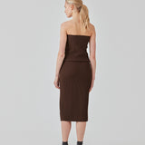 Tight fitted midi skirt in a soft, ribbed material. FainaMD skirt is designed with a high waist with covered elastication, and a high slit in front. Part of matching set. Buy the tube top here. The model is 175 cm and wears a siz