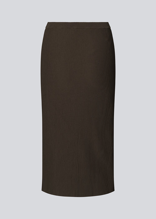 Tight fitted midi skirt in a soft, ribbed material. FainaMD skirt is designed with a high waist with covered elastication, and a high slit in front. Part of matching set. Buy the tube top here. The model is 175 cm and wears a siz
