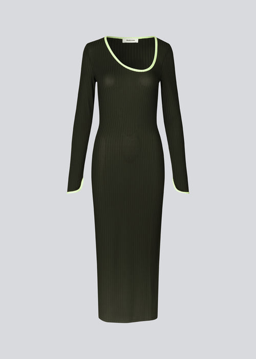 Tight-fitted maxi dress in stretchy rib. FaizMD dress has long sleeves with slit, slits at the sides of the skirt and an asymmetrical neckline with contrasting bias tape. The model is 175 cm and wears a size S/36.