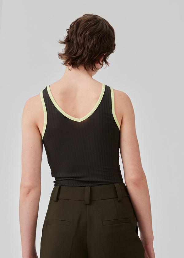 Tight-fitted sleeveless top in a stretchy material with a round neck cutting lower on the back. FaizMD top has contrasting bias tape. The model is 175 cm and wears a size S/36.
