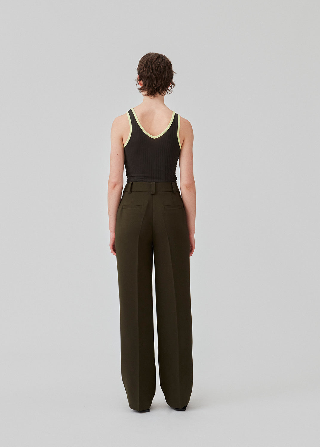 Tight-fitted sleeveless top in a stretchy material with a round neck cutting lower on the back. FaizMD top has contrasting bias tape. The model is 175 cm and wears a size S/36.