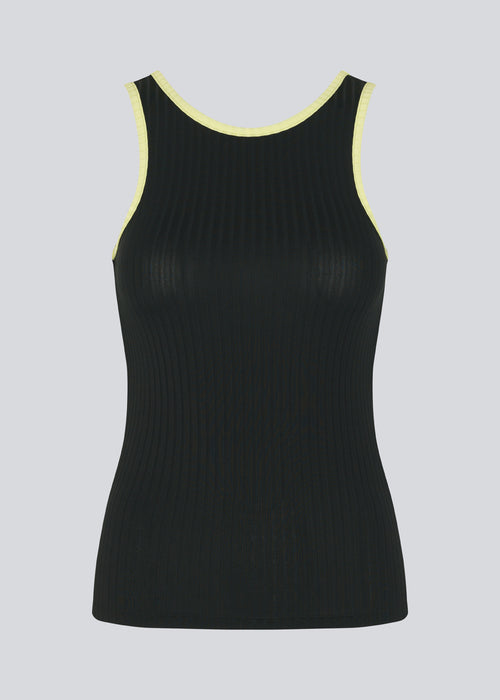Tight-fitted sleeveless top in a stretchy material with a round neck cutting lower on the back. FaizMD top has contrasting bias tape. The model is 175 cm and wears a size S/36.
