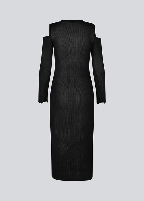 Ribknitted dress in a light knit material. FajtelMD dress cuts at the knees and has long sleeves with cut outs on the shoulders. The model is 175 cm and wears a size S/36.