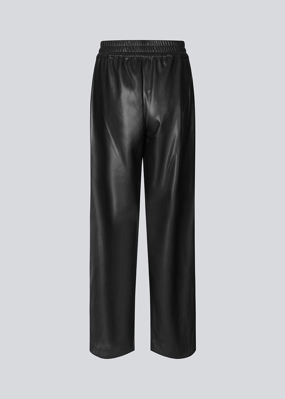 Faux leather pants with straight, wide legs. FaminaMD pants have a high waist with elasticated and are lined for extra comfort. The model is 175 cm and wears a size S/36.  Style the pants with the matching shirt in the same color: FaminaMD shirt.