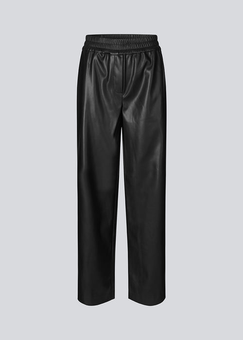 Faux leather pants with straight, wide legs. FaminaMD pants have a high waist with elasticated and are lined for extra comfort. The model is 175 cm and wears a size S/36.  Style the pants with the matching shirt in the same color: FaminaMD shirt.
