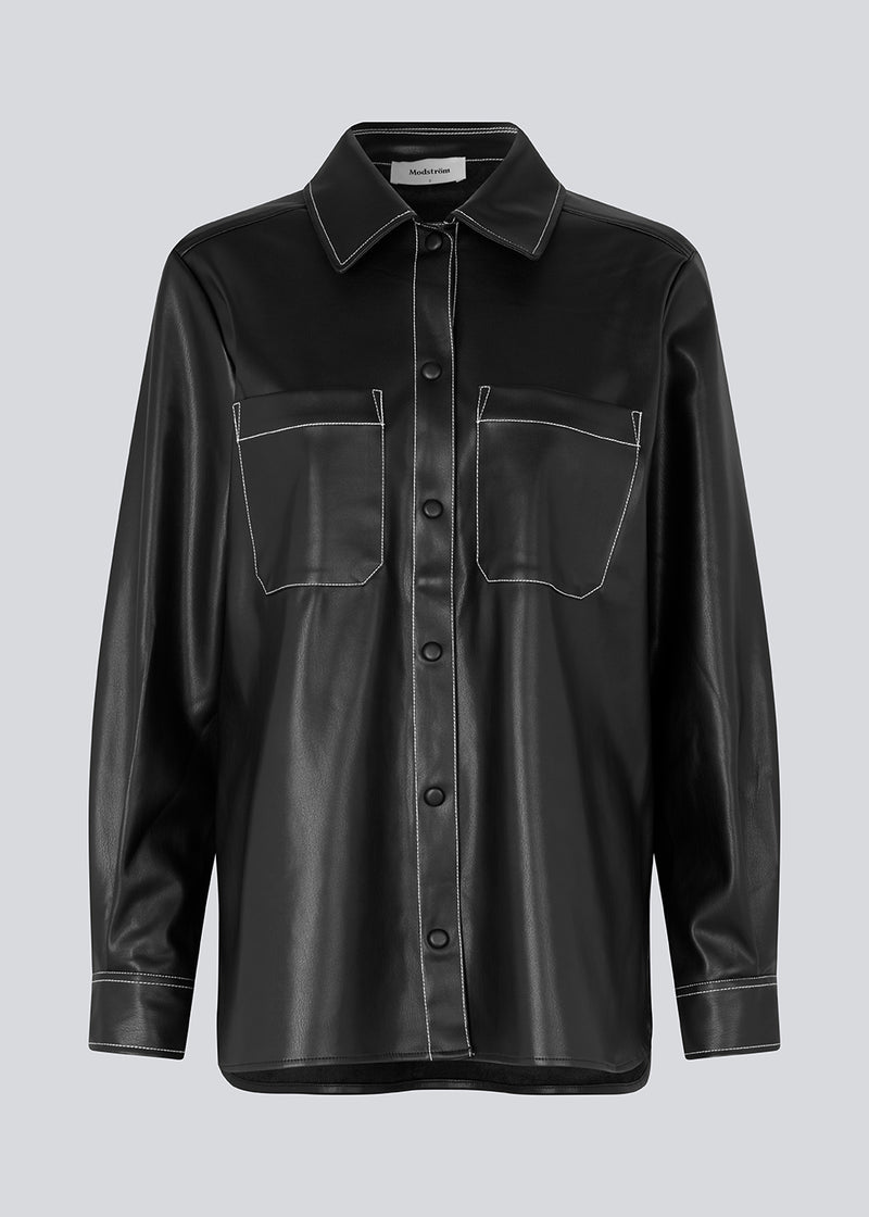 Oversize shirt in faux leather with collar, fabric covered buttons and two large chest pockets. FaminaMD shirt is detailed with contrasting top stitches. The model is 175 cm and wears a size S/36. 