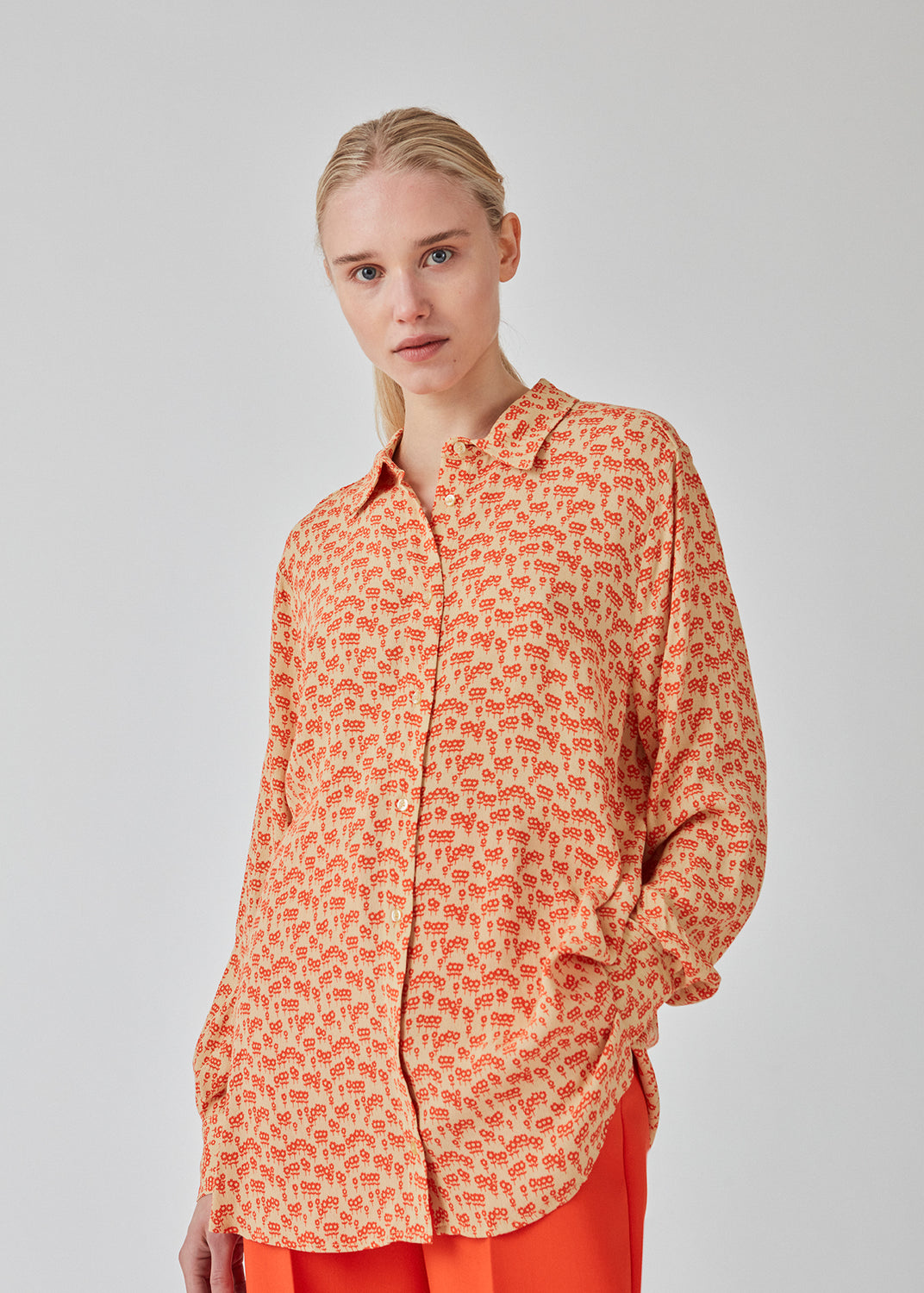 Classic shirt in printed EcoVero viscose with a relaxed fit. FammiMD print shirt has long sleeves with cuff, and collar and buttons in front. The model is 175 cm and wears a size S/36.