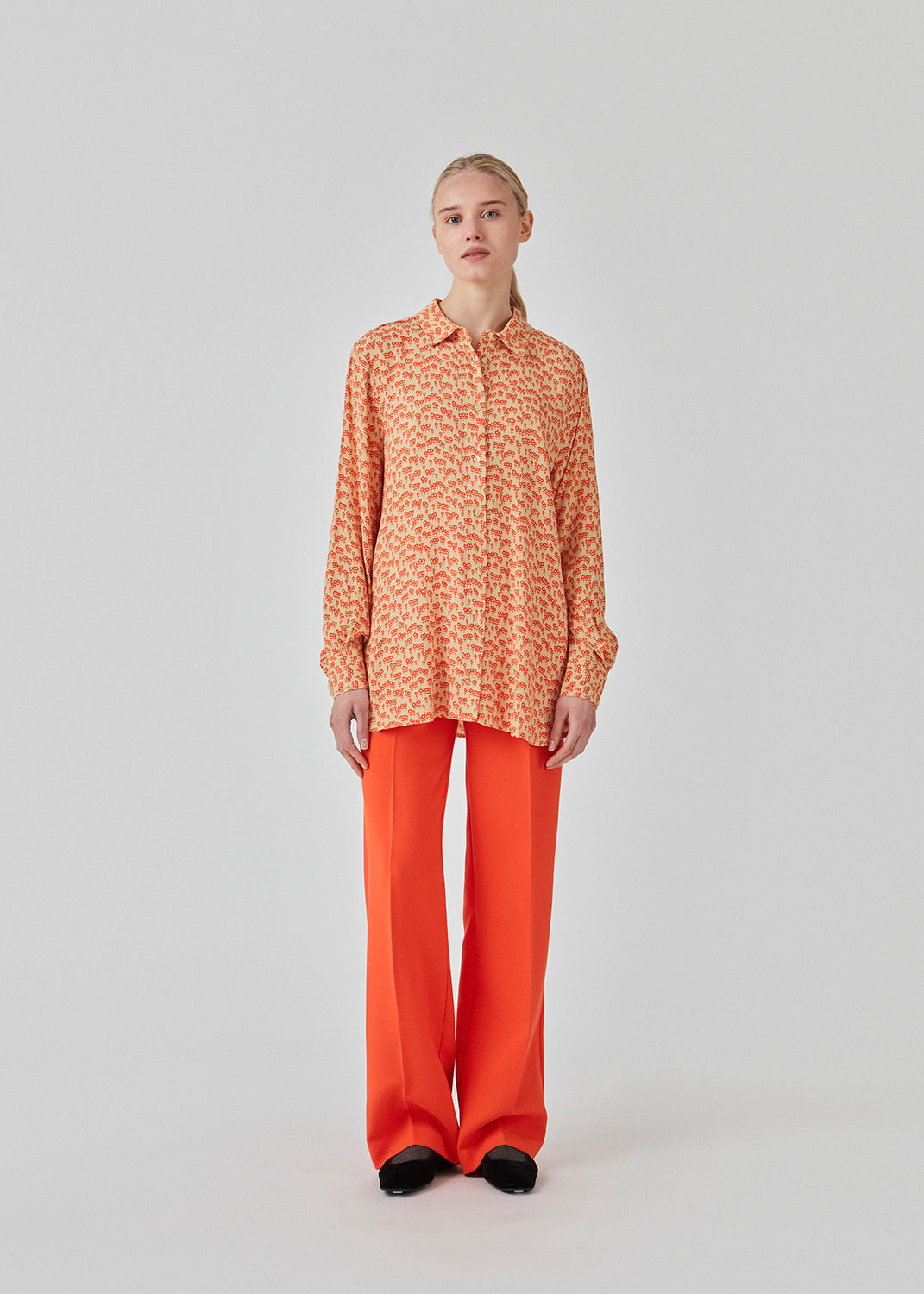 Classic shirt in printed EcoVero viscose with a relaxed fit. FammiMD print shirt has long sleeves with cuff, and collar and buttons in front. The model is 175 cm and wears a size S/36.