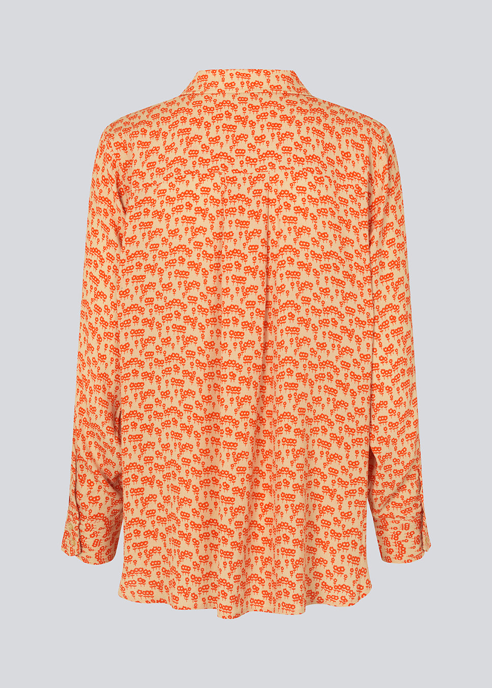 Classic shirt in printed EcoVero viscose with a relaxed fit. FammiMD print shirt has long sleeves with cuff, and collar and buttons in front. The model is 175 cm and wears a size S/36.