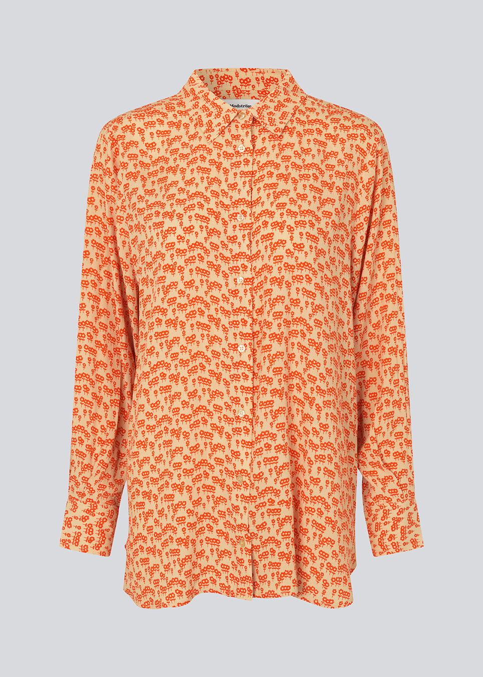 Classic shirt in printed EcoVero viscose with a relaxed fit. FammiMD print shirt has long sleeves with cuff, and collar and buttons in front. The model is 175 cm and wears a size S/36.