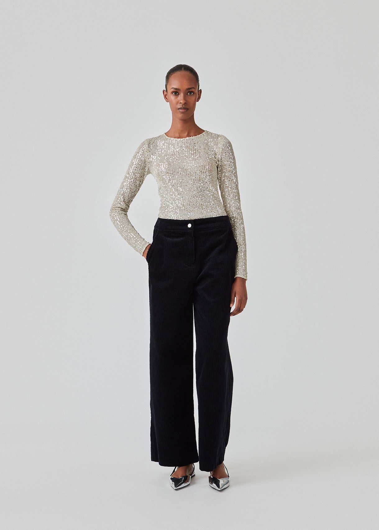 Long sleeved top fully decorated with sequins. FannieMD top has a tight fit with a round neck and long sleeves. The model is 175 cm and wears a size S/36.