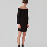 Off shoulder dress in EcoVero viscose cut to end at the knees. FanyaMD dress has a loose silhouette with long, wide sleeves. The model is 175 cm and wears a size S/36.