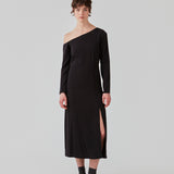 Midi dress designed in an EcoVero viscose quality. FanyaMD long dress has a normal fit with asymmetrical long sleeves with a bare shoulder, cutline at the waist and a slit in front. The model is 175 cm and wears a size S/36.