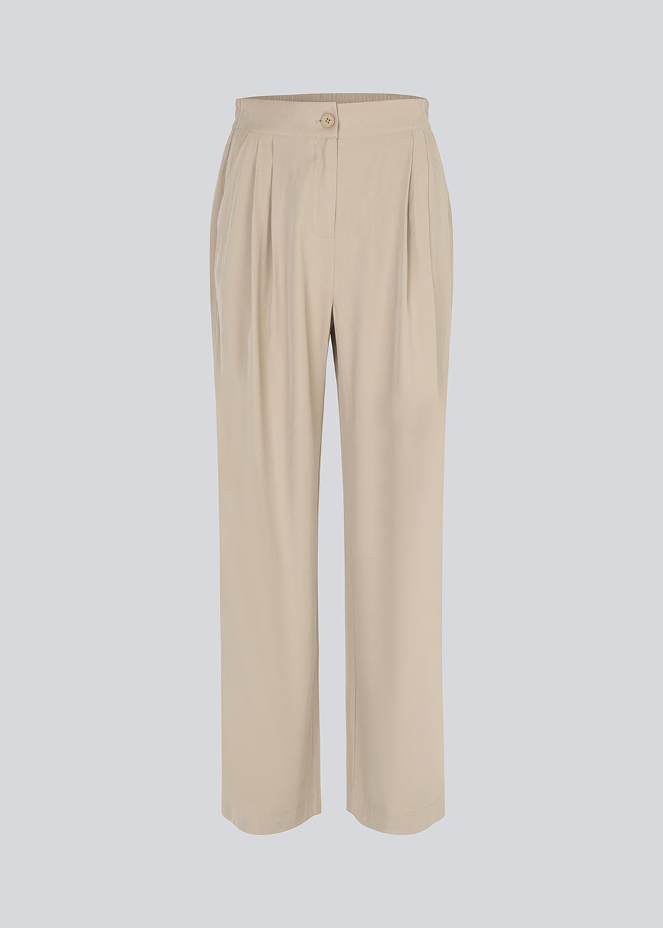 FanyaMD pants in bright beige have a menswear-inspired look with straight, wide legs, a high waist with zip fly and button and elastication in back. Doubble pleat in front and side pockets. The model is 175 cm and wears a size S/36.