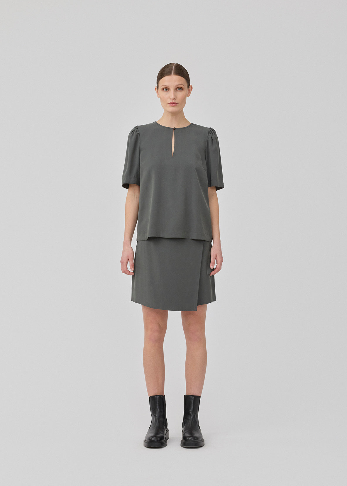 Short skirt in twill. FanyaMD skirt has a wrap detail and is closed with a belt buckle in the side.