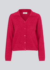 Fine knit cardigan in pink with a v-neckline and collar. FaroMD cardigan has a relaxed shape with matching buttons in front and ribbed trimmings. The model is 175 cm and wears a size S/36.