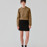 Fine knit jumper in the color Breen with a normal fit and round neckline. FaroMD o-neck is designed with long sleeves with ruching and a slight puff with rib trimmings. The model is 175 cm and wears a size S/36.