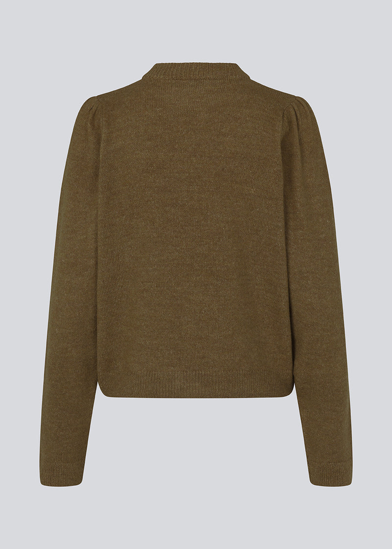 Fine knit jumper in the color Breen with a normal fit and round neckline. FaroMD o-neck is designed with long sleeves with ruching and a slight puff with rib trimmings. The model is 175 cm and wears a size S/36.