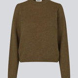 Fine knit jumper in the color Breen with a normal fit and round neckline. FaroMD o-neck is designed with long sleeves with ruching and a slight puff with rib trimmings. The model is 175 cm and wears a size S/36.