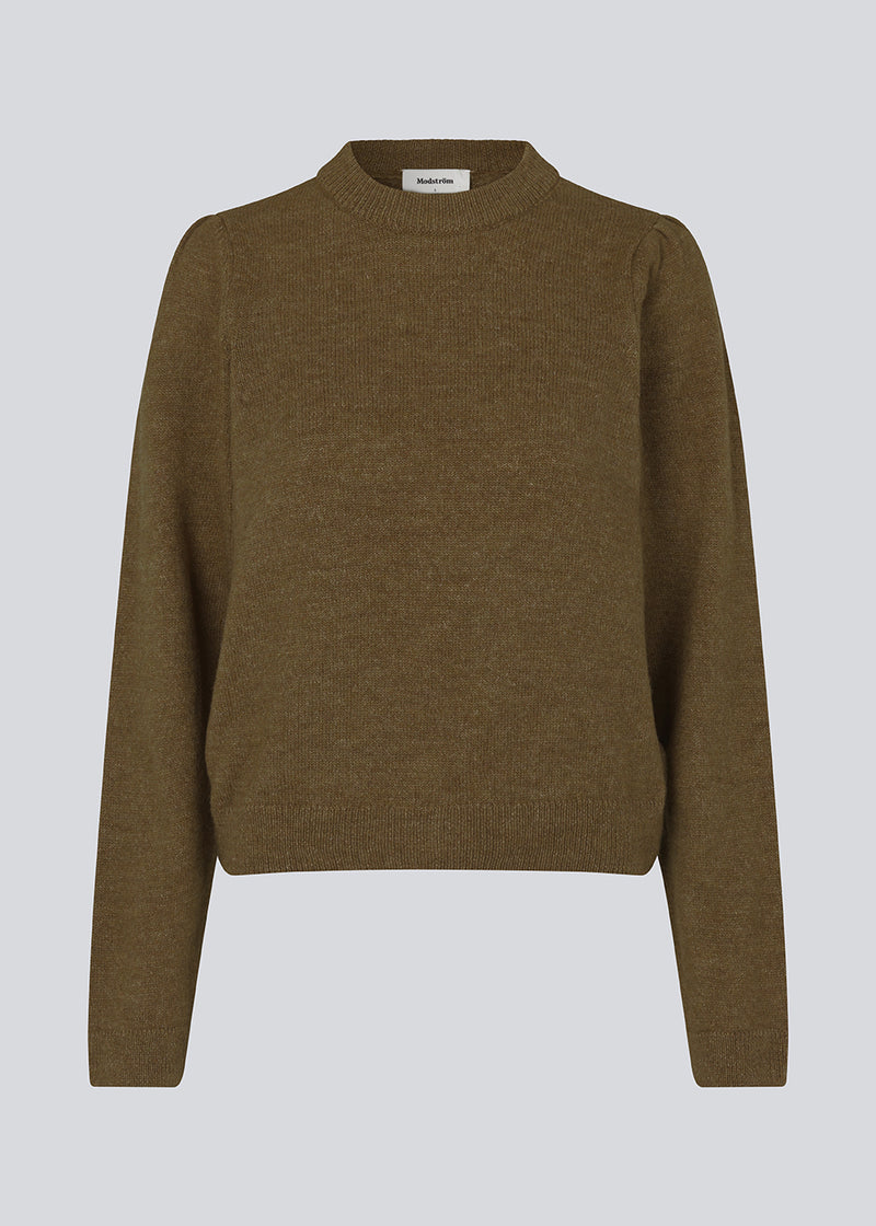 Fine knit jumper in the color Breen with a normal fit and round neckline. FaroMD o-neck is designed with long sleeves with ruching and a slight puff with rib trimmings. The model is 175 cm and wears a size S/36.