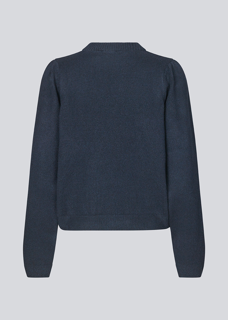 Fine knit jumper in navy blue with a normal fit and round neckline. FaroMD o-neck is designed with long sleeves with ruching and a slight puff with rib trimmings. The model is 175 cm and wears a size S/36.