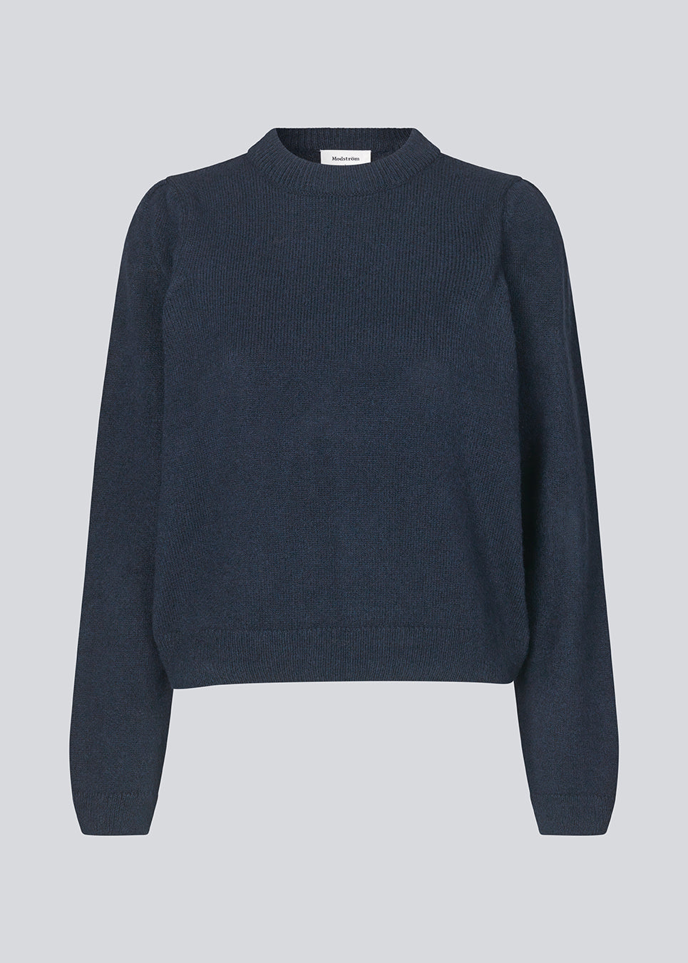 Fine knit jumper in navy blue with a normal fit and round neckline. FaroMD o-neck is designed with long sleeves with ruching and a slight puff with rib trimmings. The model is 175 cm and wears a size S/36.