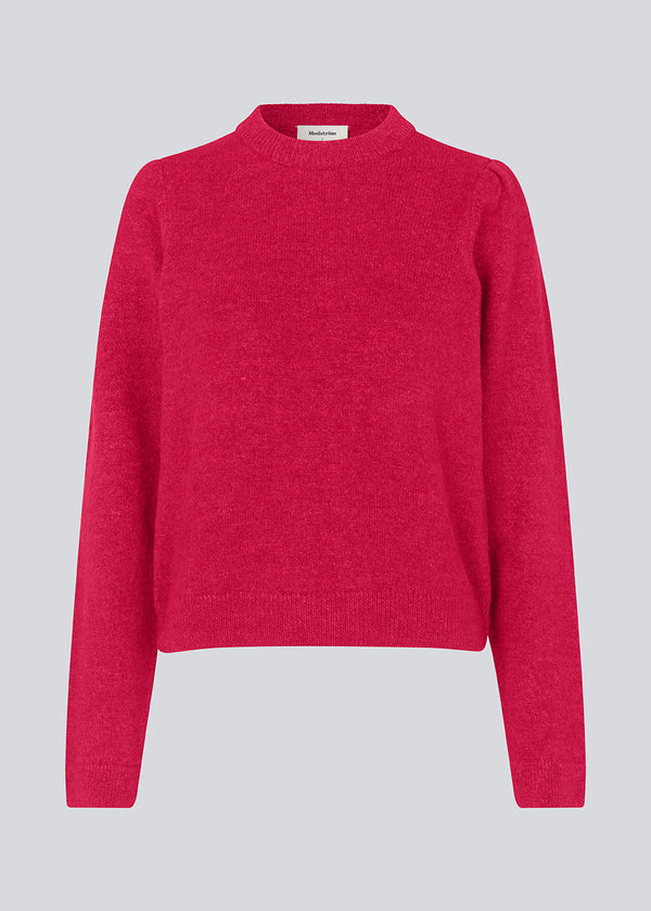 Fine knit jumper in pink with a normal fit and round neckline. FaroMD o-neck is designed with long sleeves with ruching and a slight puff with rib trimmings. The model is 175 cm and wears a size S/36.
