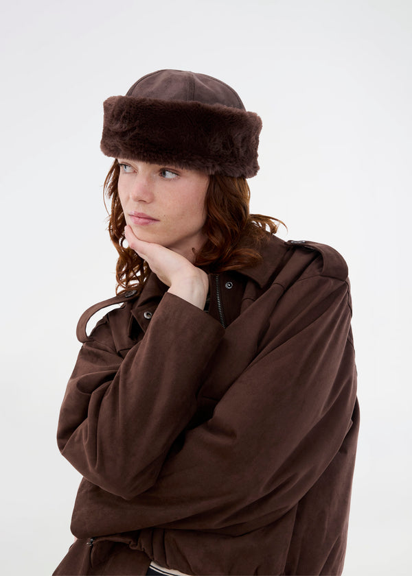 Brown hat in a soft faux suede material with faux fur details. Feddiemd hat has a wide and folded edge.