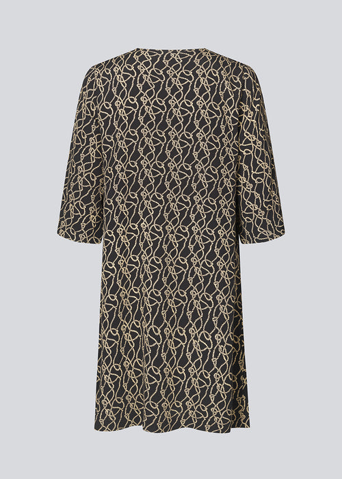 Knee-length dress with a relaxed silhouette in EcoVero viscose. FelineMD print dress has a round neckline with keyhole opening in front and 3/4 length wide sleeves. The model is 175 cm and wears a size S/36.
