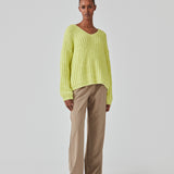 Chunky knit with a relaxed shape in the color Limonade. FelipeMD v-neck has a v-neckline, long sleeves and ribbed trimmings at the hems. The model is 175 cm and wears a size S/36.