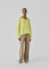 Chunky knit with a relaxed shape in the color Limonade. FelipeMD v-neck has a v-neckline, long sleeves and ribbed trimmings at the hems. The model is 175 cm and wears a size S/36.