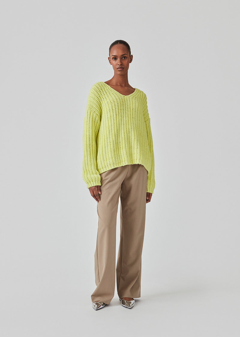 Chunky knit with a relaxed shape in the color Limonade. FelipeMD v-neck has a v-neckline, long sleeves and ribbed trimmings at the hems. The model is 175 cm and wears a size S/36.