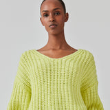 Chunky knit with a relaxed shape in the color Limonade. FelipeMD v-neck has a v-neckline, long sleeves and ribbed trimmings at the hems. The model is 175 cm and wears a size S/36.