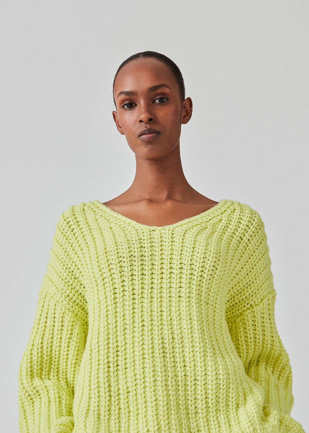 Chunky knit with a relaxed shape in the color Limonade. FelipeMD v-neck has a v-neckline, long sleeves and ribbed trimmings at the hems. The model is 175 cm and wears a size S/36.