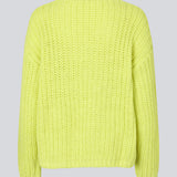 Chunky knit with a relaxed shape in the color Limonade. FelipeMD v-neck has a v-neckline, long sleeves and ribbed trimmings at the hems. The model is 175 cm and wears a size S/36.