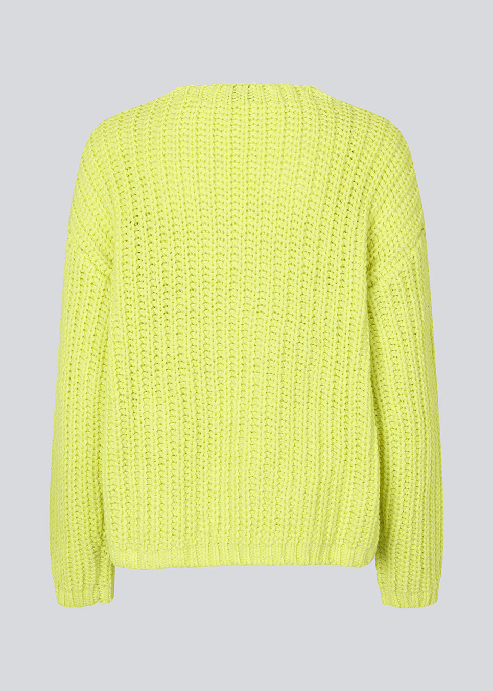 Chunky knit with a relaxed shape in the color Limonade. FelipeMD v-neck has a v-neckline, long sleeves and ribbed trimmings at the hems. The model is 175 cm and wears a size S/36.