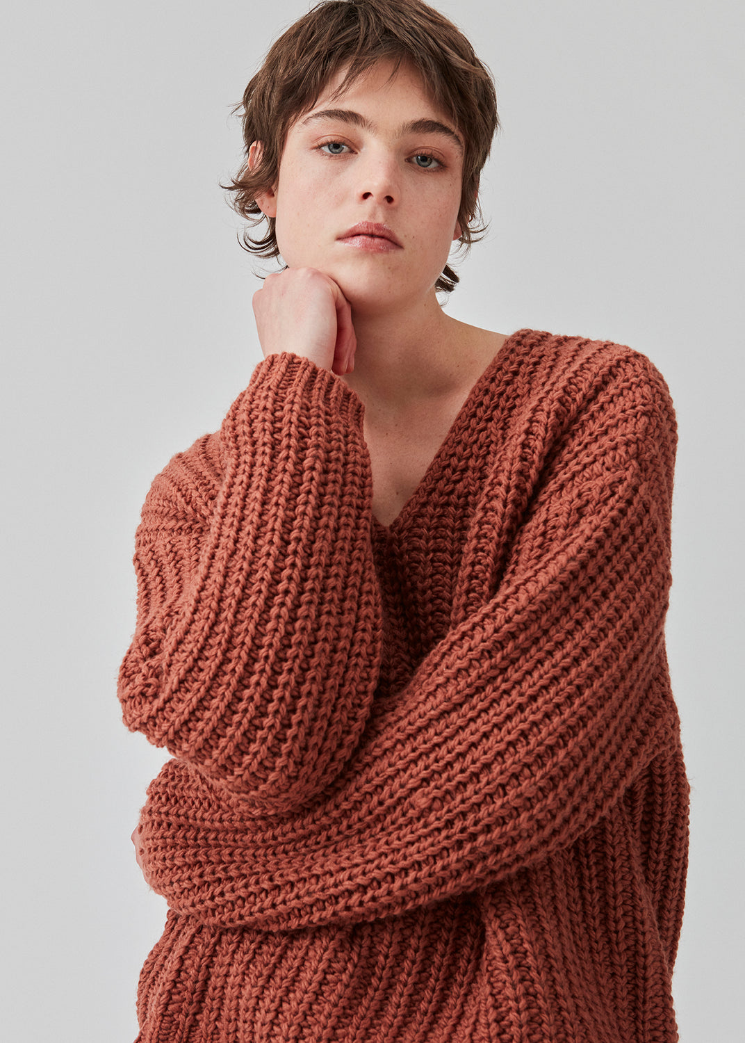 Chunky knit with a relaxed shape in the color maple. FelipeMD v-neck has a v-neckline, long sleeves and ribbed trimmings at the hems. The model is 175 cm and wears a size S/36.